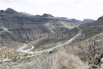 The drive to Embalse de Ayagaures through the Barranco de Palmitos leads through some steep serpentines.