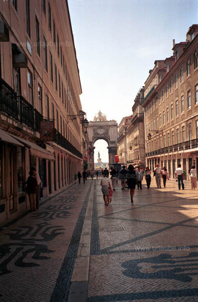 Modern shopping mile (pedestrian area) in Lissabon