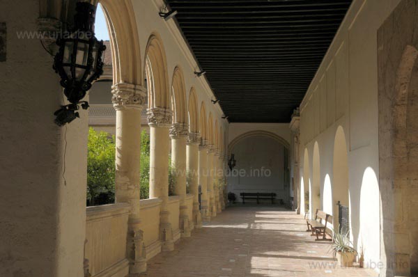 Cloister of the Convento de San Jer&oacute;nimo