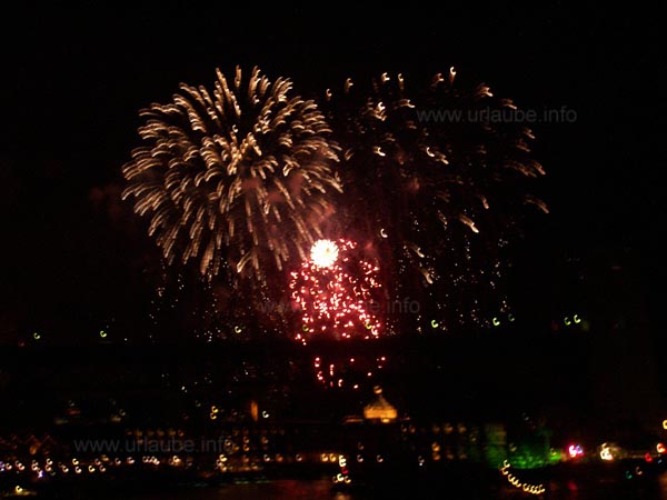 New Year\'s fireworks at the Harbour Bridge