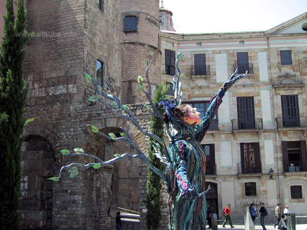 One of the many street performers in Barcelona