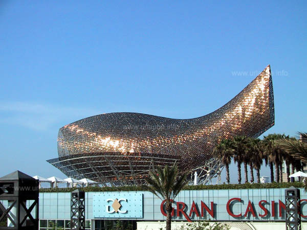 The 50 m long and glistening fish sculpture at the Port Ol&iacute;mpic
