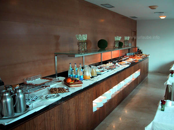 The breakfast buffet that spoiled us every morning...