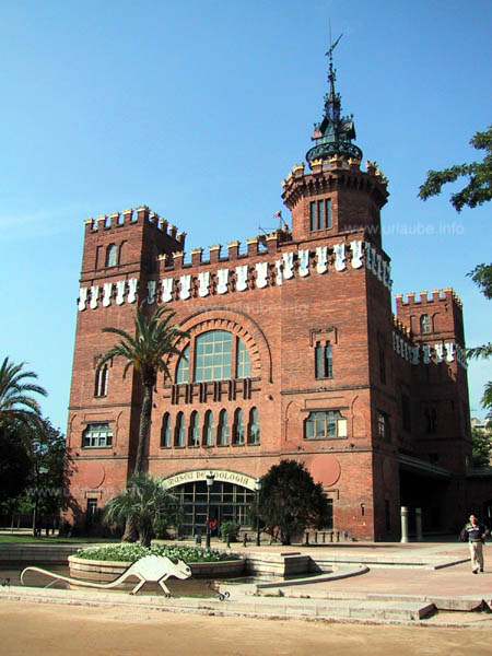 Zoological museum at the north entrance of the park