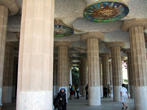 The column hall in the Parc G&uuml;ell