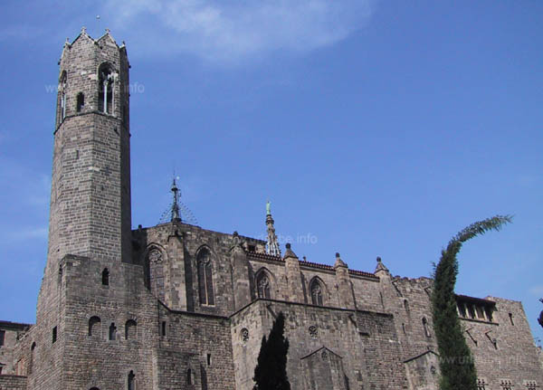 Building at the Pla�a del Rei