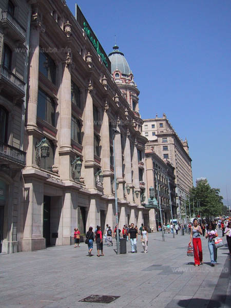 The department store El Corte Ingl&eacute;s in the pedestrian area Portal de l\'Angel