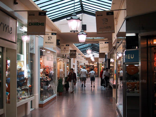 Roofed shopping arcade Les Galeries Malda