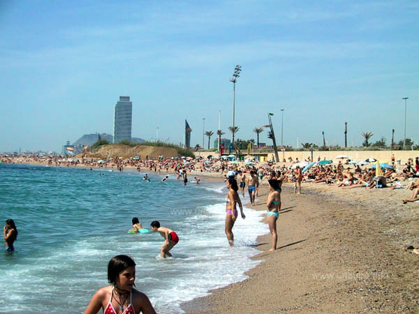 The beach Mar Bella at the week-end