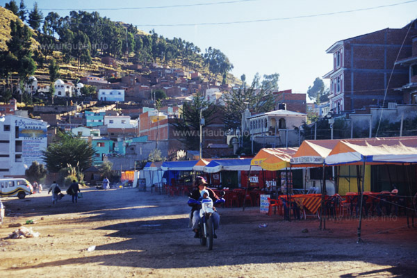 At the harbour road, the snack bars string together in front of the hotels, up the hill at the left there is the way to the Calvary hill