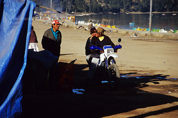 Morning chat at the harbour of Copacabana