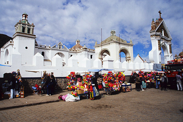 The basilica of Copacabana shines in white - in front of it, the sales stands with the paper decoration for the car consecration