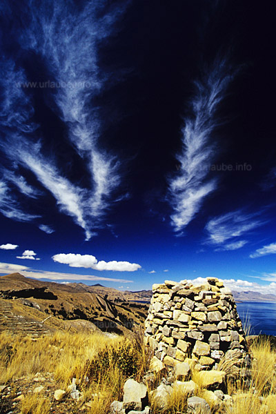 At the peak of the Cerro Sampaya with the stone heap and the fascinating cirrus clouds