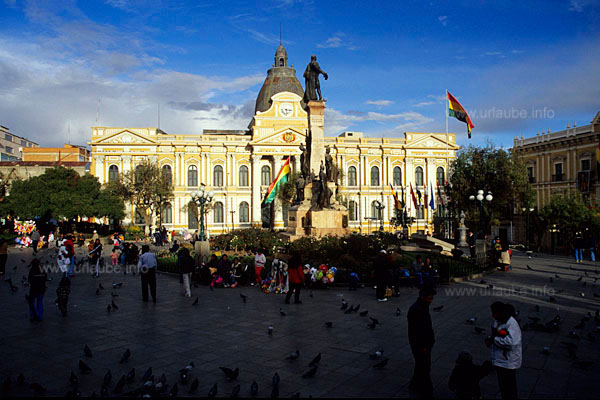 The paliament building at the Plaza Murillo