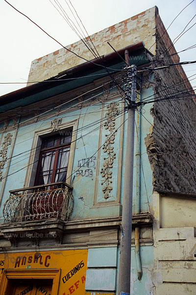 Power supply lines in front of an old colony house
