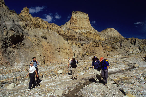 The colour of the rocks changes between grey and ocre
