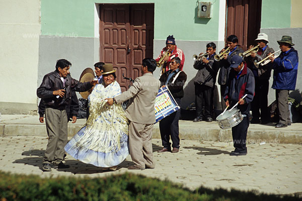 A cheerful festive atmosphere with dance and wind music in Palca
