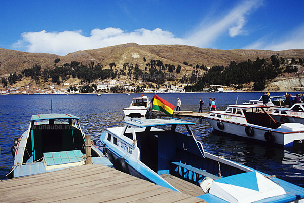 At the constriction of Tiquina that is only 800m wide and that connects the Chucuito-lake with the Winaymarka-Lake.