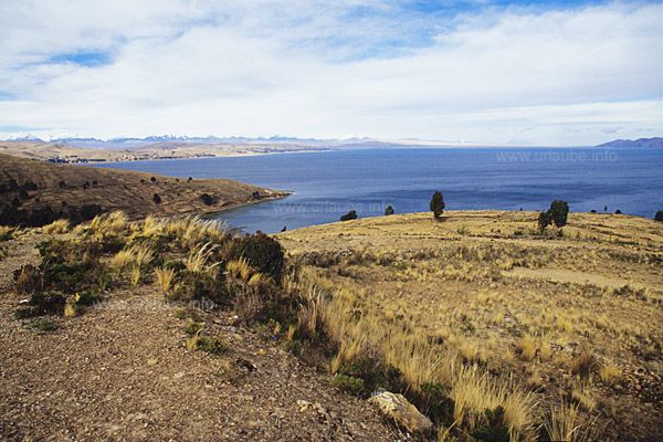 View back to the Winaymarka-Lake, at the right the border to Peru