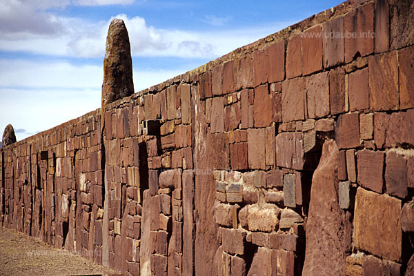 The recreated outer wall of the Kalasasaya, one of the original Andesit pillars is also well recognizable