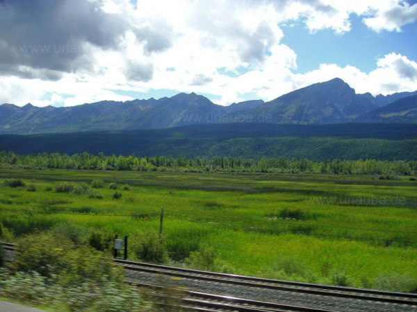 Wide plain in front of the Cariboo Mountains'scenery