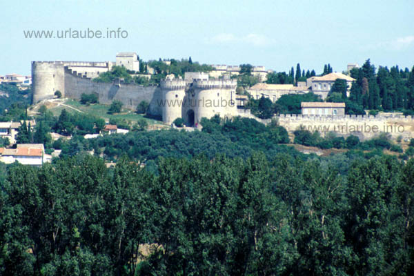 The palace wih a piece of the city wall in front of it