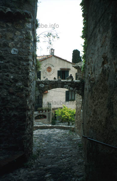 The small picturesque alleyways of Biot
