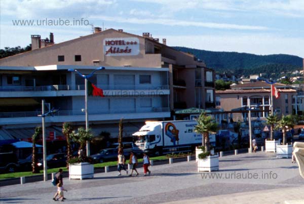 The only hotel right at the beach: Hotel Les Aliz&eacute;s