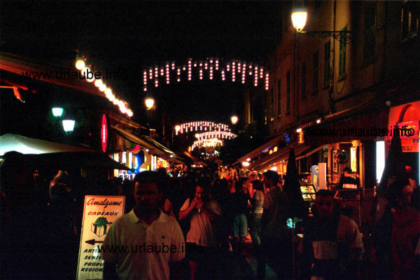 The pedestrian area (Rue St. Michel) in the late evening