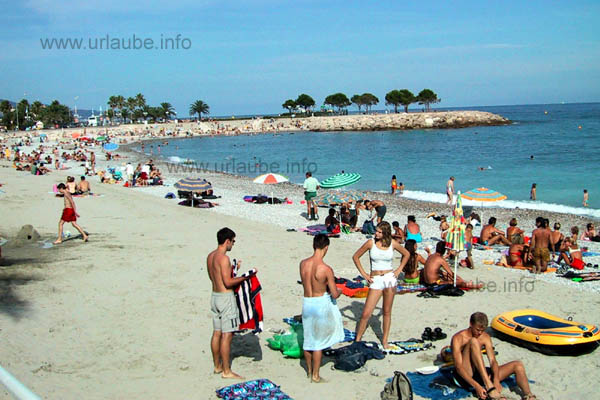 Baie du Soleil: stones right at the sea, sand in the back part