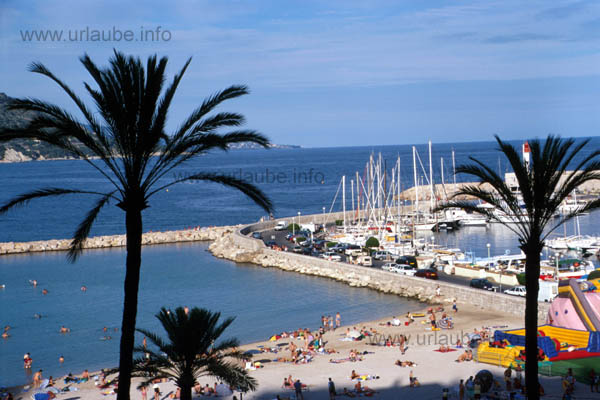 Boardwalk at the Baie de Garavan; the harbour at the right