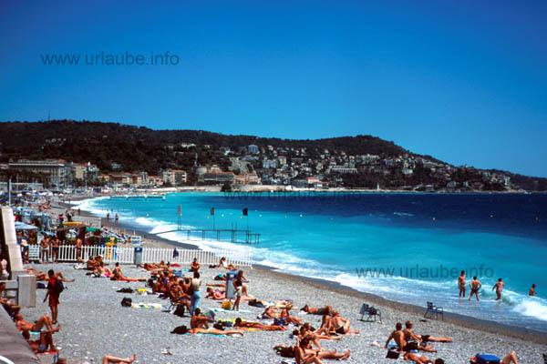The eternally long pebble beach of the promenade