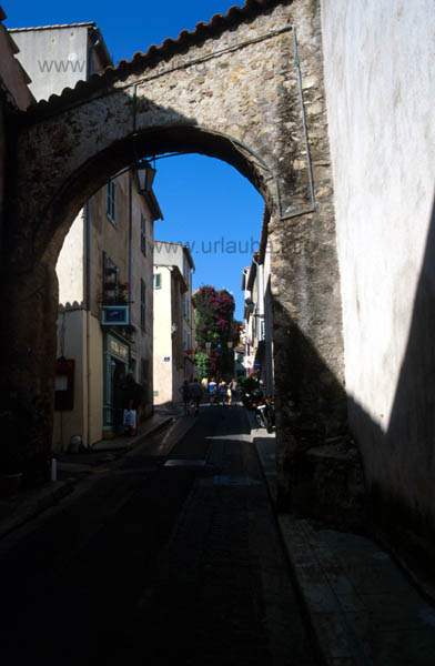 Small street in the oltown of Saint-Tropez