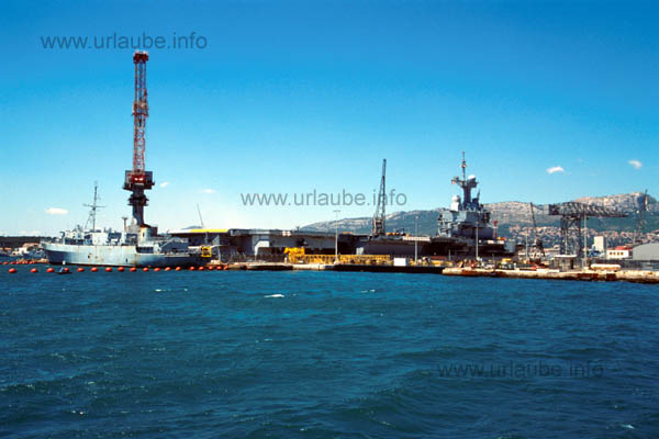 The figurehead of the French Mediterranean fleet: the aircraft carrier Charles de Gaulle