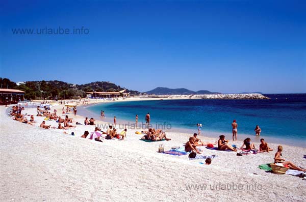 View to a beach with tiny pebbles