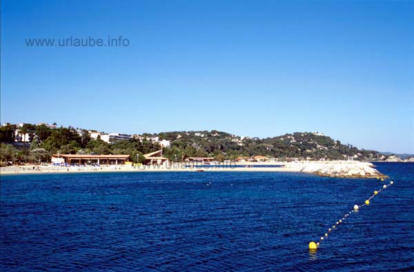 Artificially arranged land stages protect the beaches against the waves.