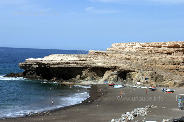 Playa de los Muertos in Ajuy; at the rock face in the background, the way leads up to the Caleta Negra.