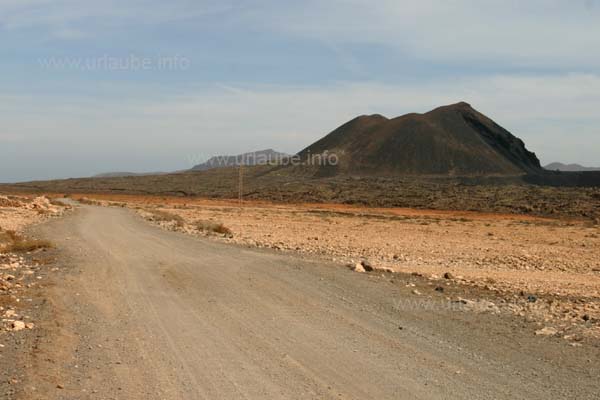 We drive on the unpaved road up to half of tha lava dome at the right side