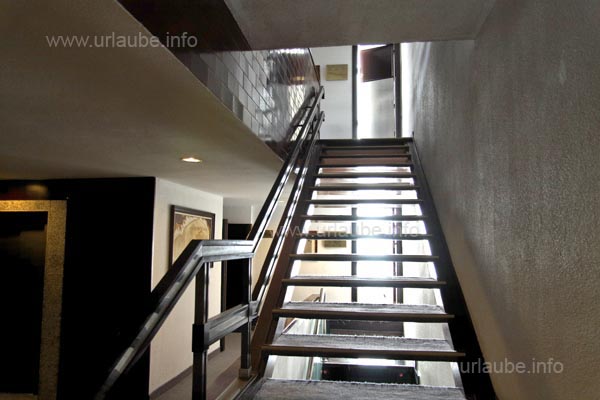 The already very frayed carpet of the staris of the third floor reminded me on a cheap dosshouse.