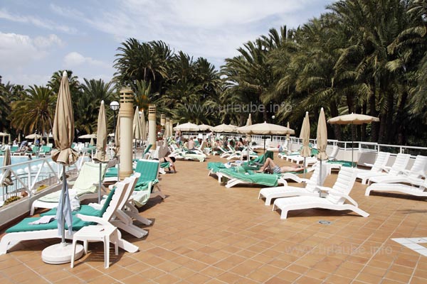 Considering it was a 5-stars hotel, the deckchairs and the appending tables and parasols rather appeared to be cheap and obsolete.