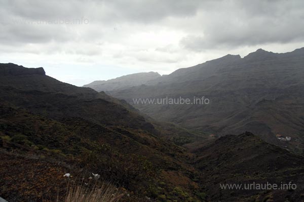 The view is repeatedely free into some spectacular canyons.