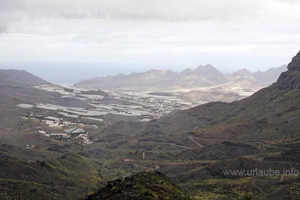 The view into the valley around San Nicol&aacute;s could be so beautiful without these plastic tarps.