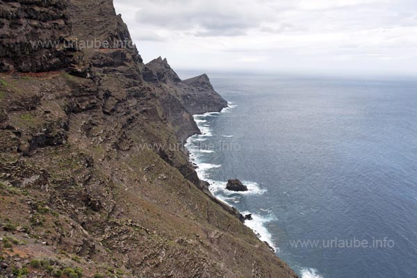 View from the Mirador El Balc&oacute;n to the west to the cliffy precipies