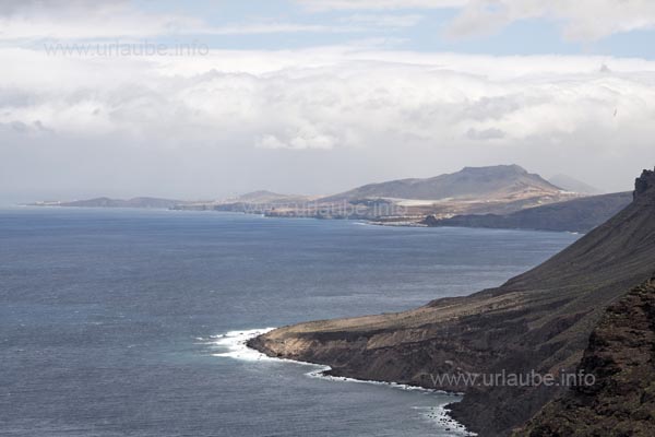 In northern direction, one sees from the Mirador El Balc&oacute;n the smoothly curved coast.