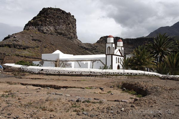 The small houses in Puerto de las Nieves are completely white.