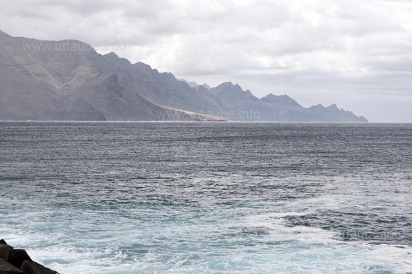 From the harbour in Puerto de las Nieves, one has a fantastic view to the jagged coast in the west.
