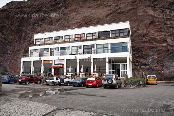 Right at the mole of Sardina del Norte, there is the restaurant Fragata.