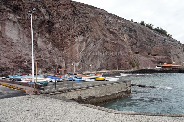 At the mole of Sardina del Norte there are only a few smaller boats.