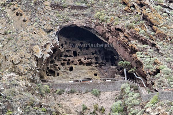 Some separate stairs lead to cave system that is integrated in the precipies.