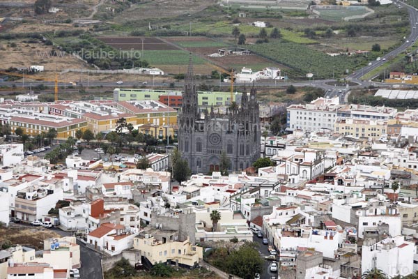 From the view point of Aruca one sees how powerful the church in enthroned in the oldtown of Aruca.
